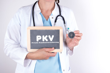 Azrt mit Kompass und Tafel mit PKW Private Krankenversicherung