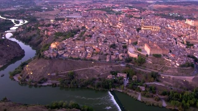 Toledo desde el aire.Toledo es un municipio y ciudad de España, capital de la provincia homónima, de la comunidad autónoma de Castilla-La Mancha y antigua sede de la Corte de Castilla