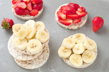 Reiswaffeln mit Bananen und Erdbeeeren