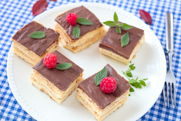 Keks- Kuchen mit Schokolade und Beeren