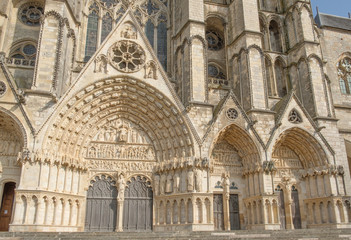 Fototapeta na wymiar entrance of cathedral in Bourges, France