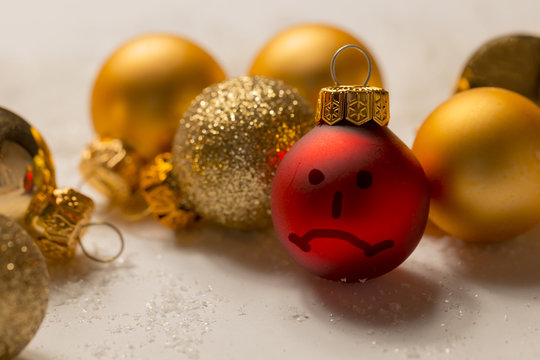 Anti - Weihnachten , Anti -Smilie Gesicht auf Weihnachtskugel