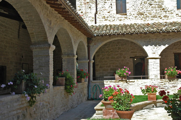 Fototapeta na wymiar Assisi, il chiostro del monastero di San Damiano