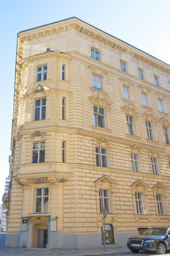 Historisches Geb&auml;ude: Perspektivische Aufnahme von einem Altbau in der N&auml;he der Schottengasse in Wien, &Ouml;sterreich