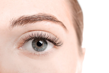Obraz premium Młoda kobieta z rzęs rozszerzeniami na białym tle, zbliżenie