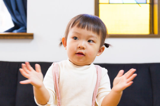 リトミックを楽しんでいる１歳の女の子