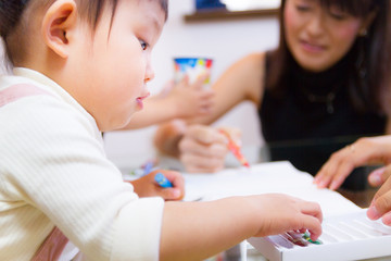 友達とお絵かきをする１歳の女の子