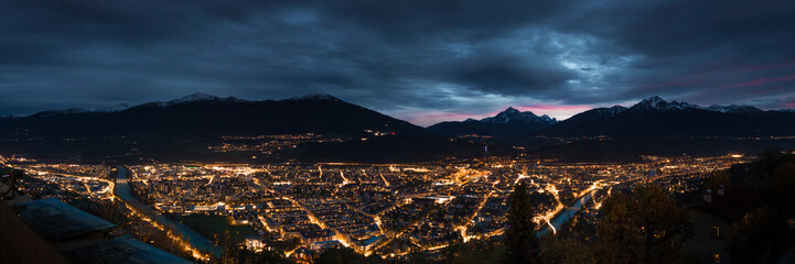 Innsbruck kurz nach einem Sonnenuntergang im Herbst  - obrazy, fototapety, plakaty