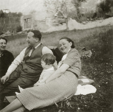 FOTO ANTICA CON GRUPPO DI PERSONE IN RELAX 