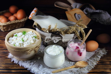 молочные продукты и куриные яйца на кухонном столе
