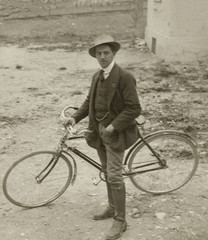 FOTO VINTAGE DI UOMO IN POSA CON UNA BICICLETTA 