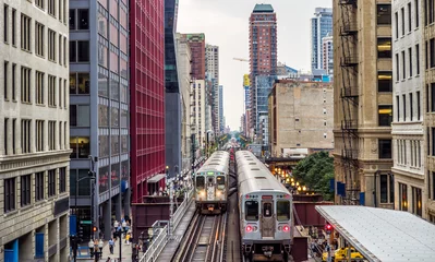 Foto op Plexiglas Verhoogde treinrails boven de straten en tussen gebouwen in The Loop - Chicago, Illinois, VS © Rosana