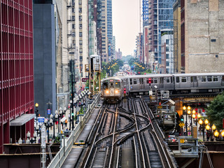 Fototapeta premium Podwyższone tory kolejowe nad ulicami i między budynkami w The Loop 3 sierpnia 2017 - Chicago, Illinois, USA