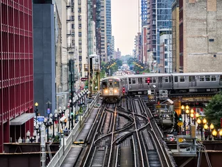 Papier Peint photo Chicago Voies ferrées surélevées au-dessus des rues et entre les bâtiments à la boucle le 3 août 2017 - Chicago, Illinois, États-Unis