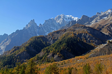 Monte Bianco, Aiguille Blanche de Peuterrey e Aiguille Noire de Peuterey dalla Val Ferret