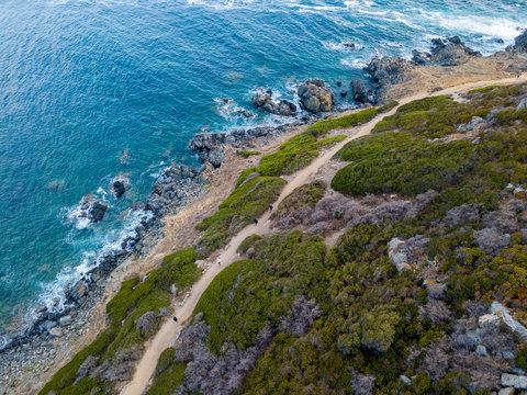 Vista aerea del percorso panoramico che porta al punto di avvistamento del promontorio per ammirare le isole sanguinarie. Sentiero da trekking. Corsica, Francia