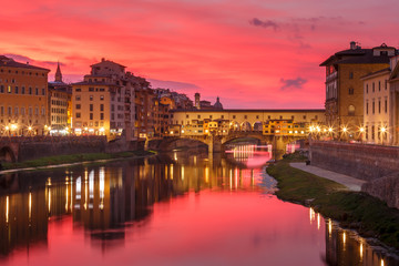 Fototapeta na wymiar River Arno and famous bridge Ponte Vecchio at gorgeous sunset in Florence, Tuscany, Italy