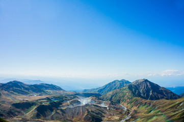 Obraz premium 立山の大汝山から見下ろす室堂と富山湾の風景