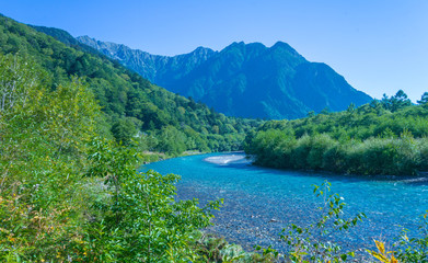 Fototapeta na wymiar 梓川から見える明神岳