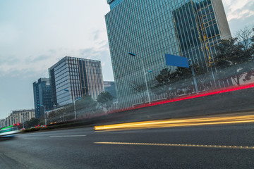 Obraz premium Bus speeding through night street in the city.