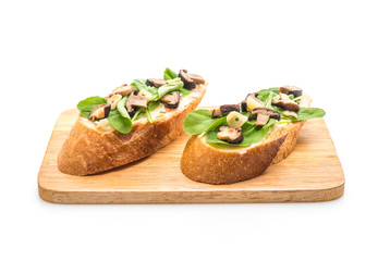 bread with rocket and shiitake mushroom