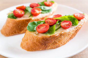 bread with rocket and tomatoes