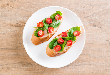 bread with rocket and tomatoes