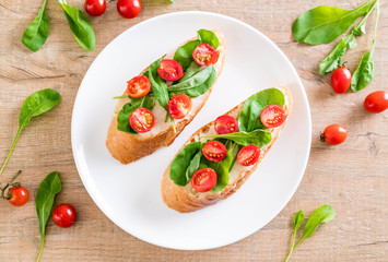 bread with rocket and tomatoes