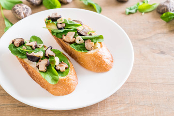 bread with rocket and shiitake mushroom