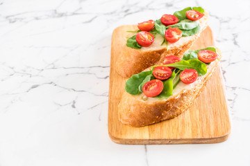 bread with rocket and tomatoes