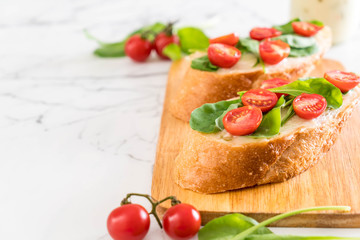 Fototapeta na wymiar bread with rocket and tomatoes
