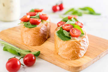 bread with rocket and tomatoes