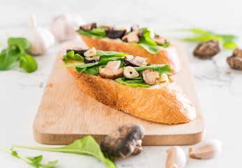 bread with rocket and shiitake mushroom