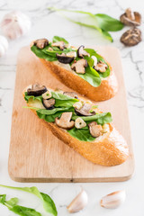 bread with rocket and shiitake mushroom