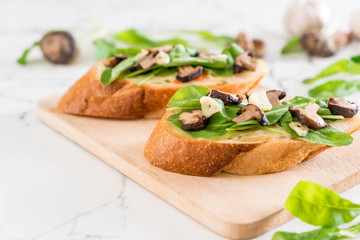 bread with rocket and shiitake mushroom