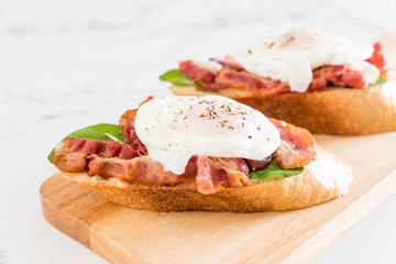 egg benedict on board