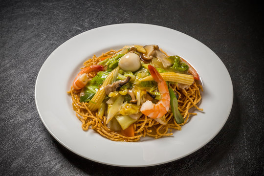 五目かた焼きそば　Chow mein noodles with starchy sauce