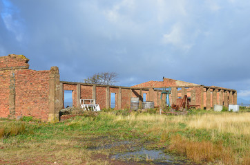 Владивосток, остров Русский, разрушенная военная казарма из красного кирпича в бухте Воевода осенью
