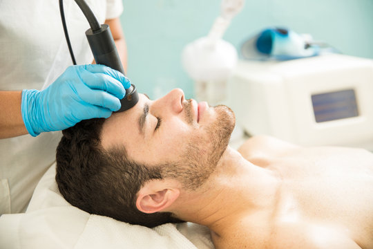 Man getting a radiofrequency facial