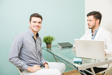 Obraz premium Hispanic man visiting his nutritionist