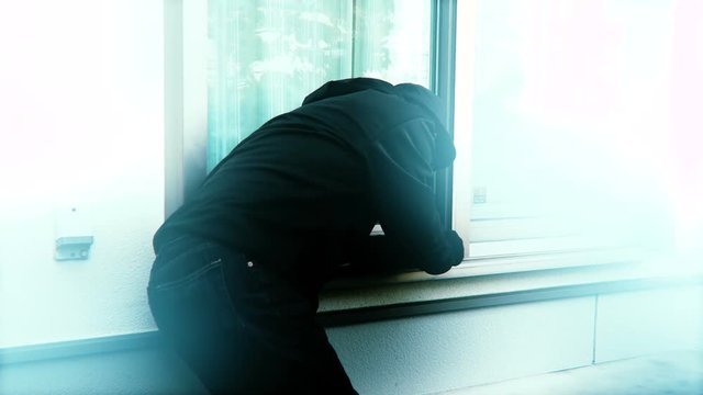 ピッキングで住居へ侵入する泥棒　防犯対策の為の事例イメージ　窓から侵入