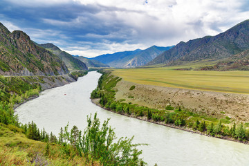 Fototapeta na wymiar View of Katun river along Chuysky Trakt. Altai Republic, Russia
