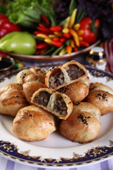Samsa steam chip Chip.The puff pastry finely chopped meat of lamb,tail fat,onion,black pepper,cumin,salt to taste.Bake in the tandoor.Uzbek cuisine.The upper projection.
