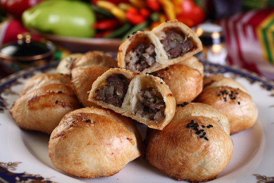 Samsa steam chip Chip with finely chopped mutton and sheep's tail fat.Black pepper,cumin,salt to taste.Baked in the tandoor.Uzbek cuisine.