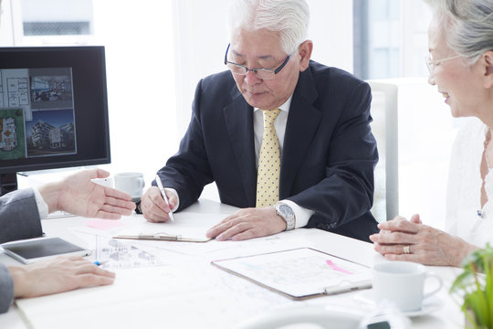 The sales staff explains how to write a contract to an elderly couple