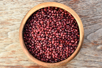 Fototapeta na wymiar red kidney beans in wooden bowl