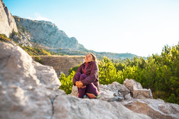 Naklejka premium Girl in the mountains.