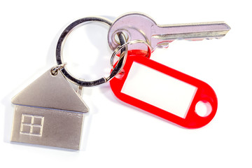clé maison avec porte-étiquette rouge