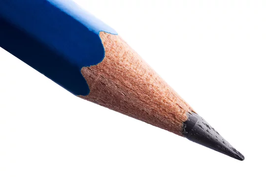 Foto Stock Dettaglio macro di una punta di matita appuntata in grafite con  luce morbida | Adobe Stock