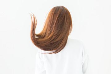 髪を揺らす女性
